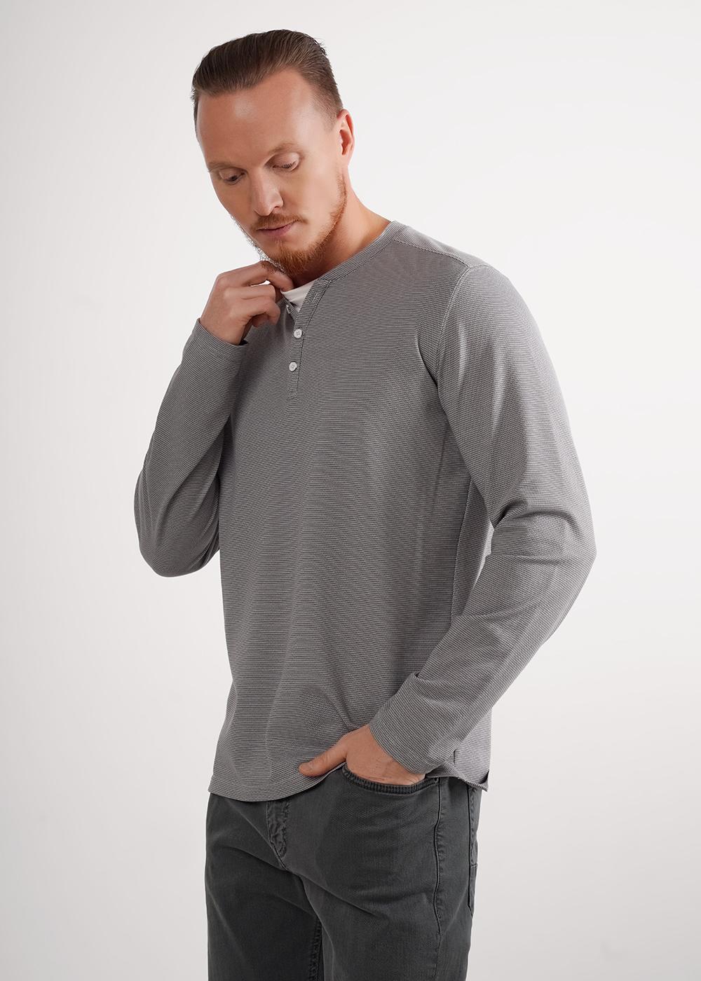 серый/белый