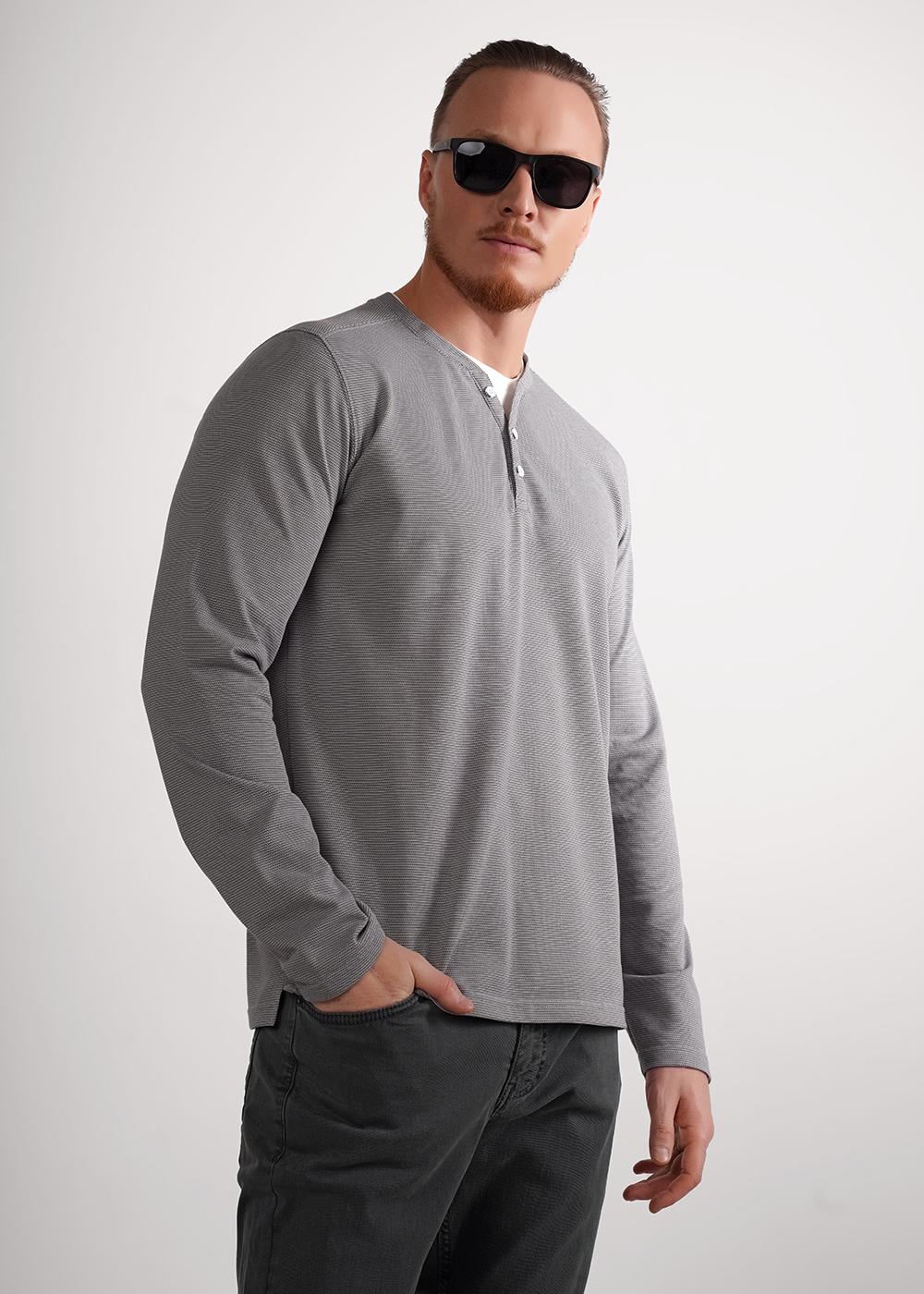 серый/белый